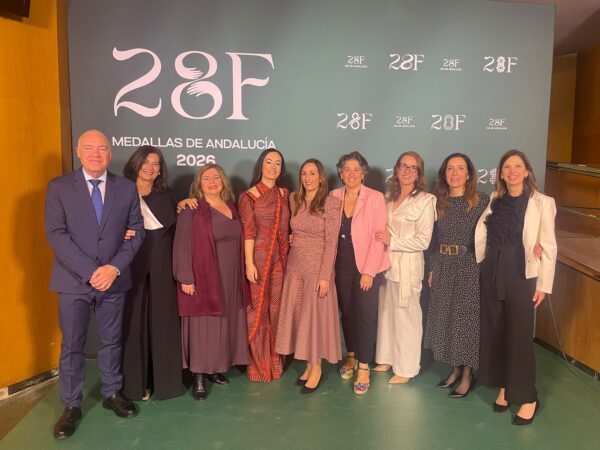 unidades-paliativos-pediatricos-medalla-de-andalucia-2026 Profesionales de las unidades de paliativos pediátricos con la Medalla de Andalucía 2026 en el Teatro de la Maestranza.