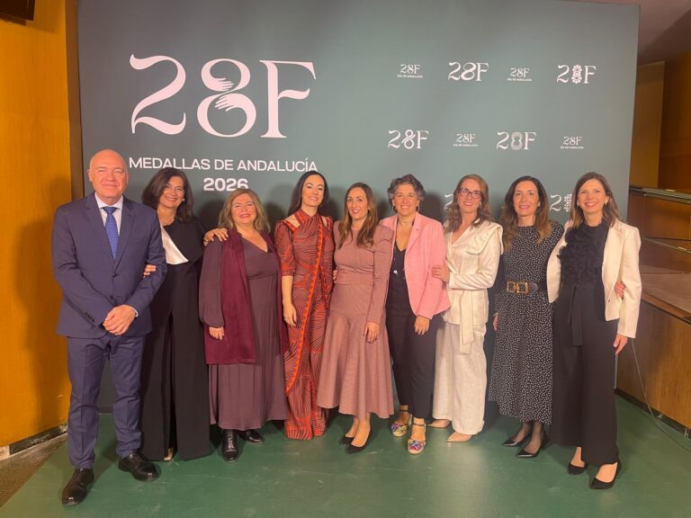 Profesionales de las unidades de paliativos pediátricos con la Medalla de Andalucía 2026 en el Teatro de la Maestranza.