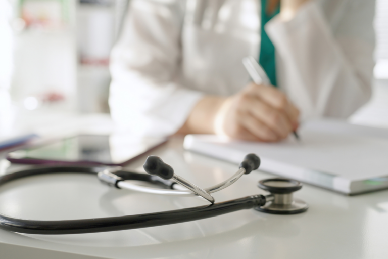 ilustración médica representando una oferta de empleo para pediatra en el equipo de cuidados paliativos pediátricos