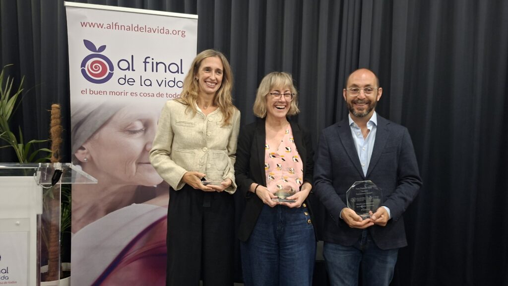 Representantes de PEDPAL, Psicopalis y Fundación Dignia tras ser distinguidos con el Premio a la Excelencia en Cuidados Paliativos.