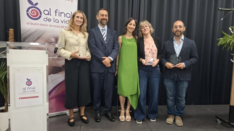 Ganadores del Premio a la Excelencia en Cuidados Paliativos junto al equipo organizador de Al Final de la Vida en el estrado del foro.