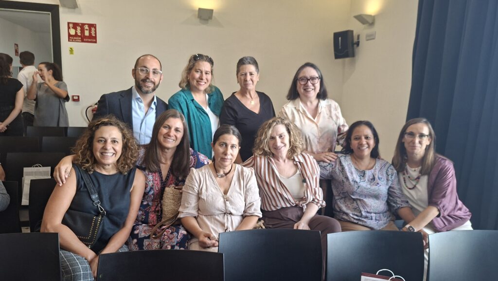 PEDPAL y su grupo de familias celebrando el reconocimiento del Premio a la Excelencia en Cuidados Paliativos durante el evento.