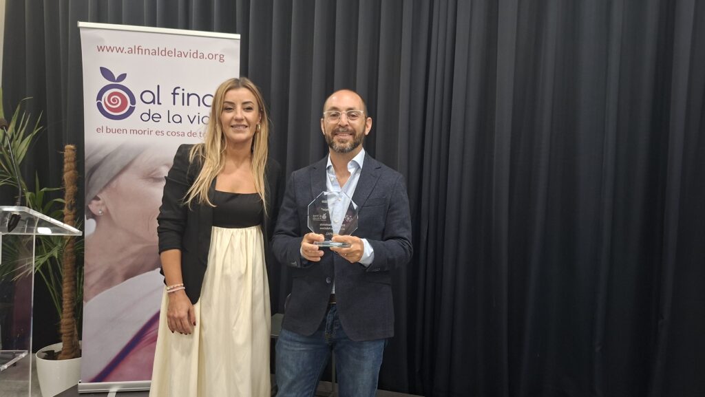 Álvaro Navarro, presidente de PEDPAL, recibiendo el Premio a la Excelencia en Cuidados Paliativos en el 4º Foro Juntos Cuidamos Mejor.